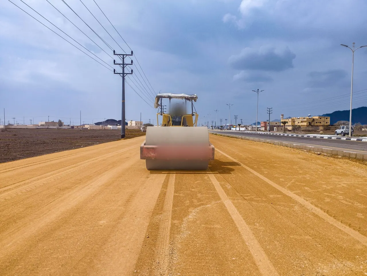 Toprak yol dolgusunu sıkıştıran silindir