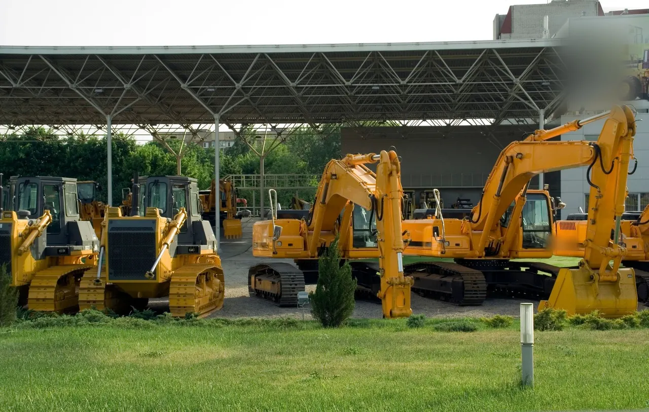 Makine parkında dozerler ve ekskavatörler